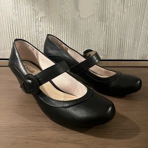 Life Stride Mary Jane style shoes